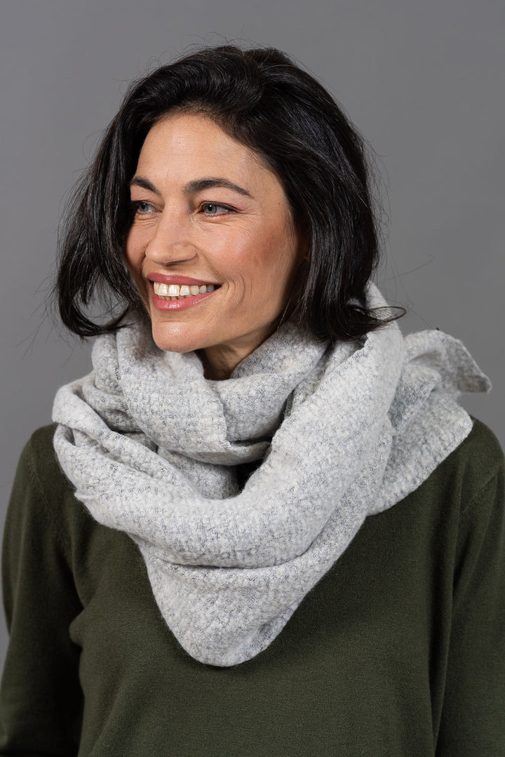 צעיף חיבוק  | אפור בטון