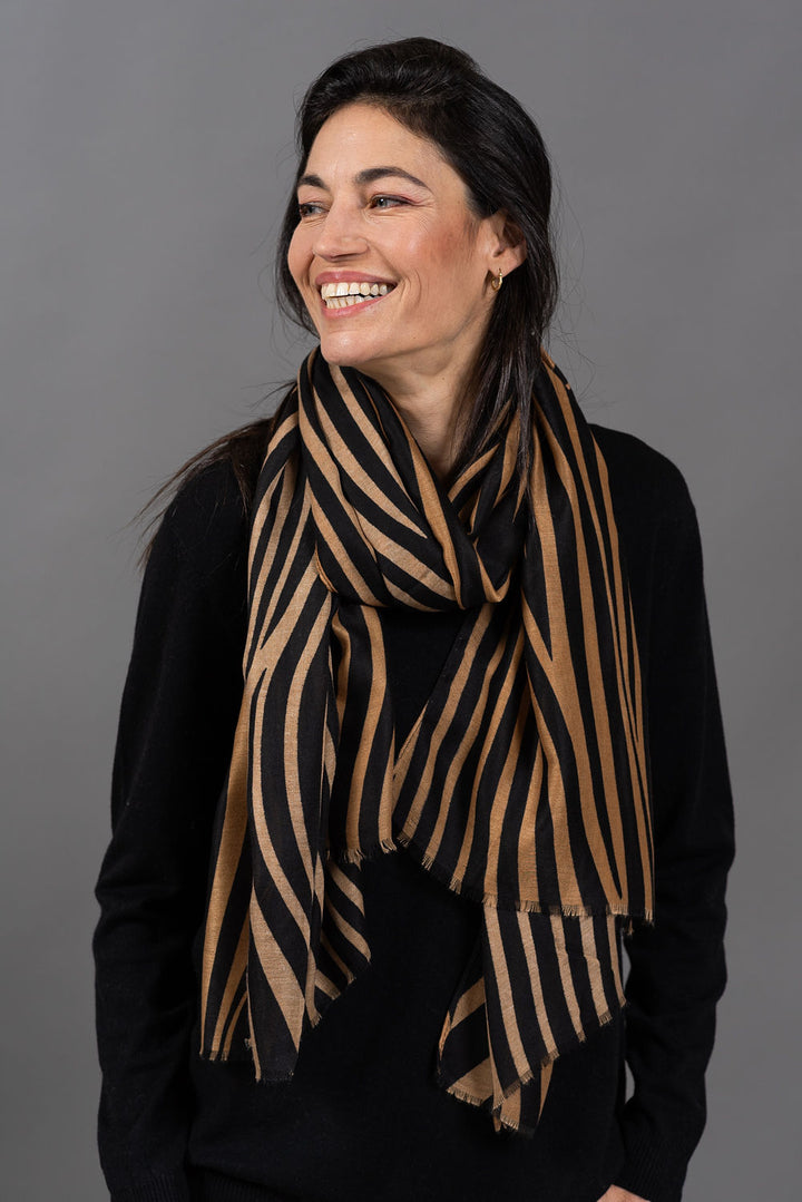 צעיף זוהר | שחור קאמל