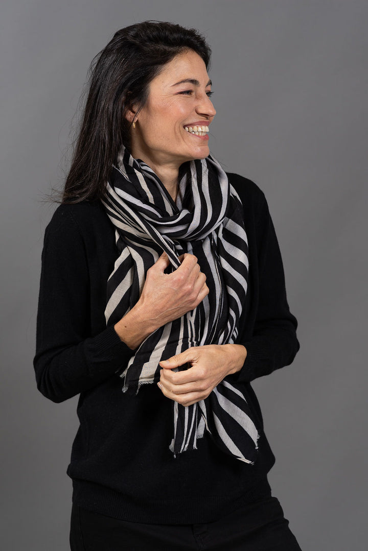 צעיף זוהר | שחור לבן